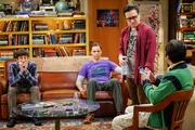 "The Big Bang Theory", "Die Schweige-Verpflichtung." Endlich kommt ans Licht, weshalb sich die US-Luftwaffe f&uuml;r Howard interessiert. Offenbar k&ouml;nnte seine j&uuml;ngste Entwicklung dem Milit&auml;r n&uuml;tzlich sein. Um bei ihrem Sprecher, Colonel Williams, keine falschen Erwartungen zu erwecken, wird Sheldon gebeten, sich w&auml;hrend des Treffens absolut ruhig zu verhalten. Bernadette f&uuml;rchtet, einen Karriereknick zu erleiden, weil jemand in der Firma ihre Schwangerschaft ausgeplaudert hat. Von Rache getrieben, setzt sie alles daran, den Schuldigen auszuforschen. Im Bild (v.li.): Simon Helberg (Howard Wolowitz), Jim Parsons (Sheldon Cooper), Johnny Galecki (Leonard Hofstadter), Kunal Nayyar (Rajesh Koothrappali).