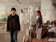 Elmar (Franz Dinda) hat von Ayse (Claire Oelkers) erfahren, wo seine kranke Freundin untergebracht ist.