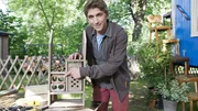 Fritz (Guido Hammesfahr) baut ein Bienen- und Insektenhotel, damit wilde Bienen in seinem Garten ein Zuhause finden.