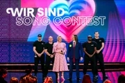 Barbara Schöneberger, Tommy Cash (3.v.r.). Barbara Schöneberger, Tommy Cash (3.v.r.).
