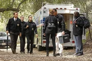 Die Suche nach dem Hafenm&ouml;rder geht weiter: Tony (Michael Weatherly, l.), McGee (Sean Murray, 2.v.l.), Ziva (Cote de Pablo, 3.v.l.), NCIS Special Agent Earl Stark (Sarah Jane Morris, 3.v.r.), NCIS Special Agent Sam Hanna (Matthew Willig, 2.v.r.) und NCIS Special Agent Kensi Blye (Alimi Ballard, r.) ...