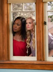 Tina Butler (Tichina Arnold, l.); Gemma Johnson (Beth Behrs, r.)