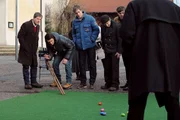 Bamberger und Patrick vermuten, dass Flori mit einem gezinkten Hodelei schummelt. Von links: Roland Bamberger (Horst Kummeth), Florian Brunner (Tommy Schwimmer), Patrick Westenrieder (Lucas Bauer) und Xaver (Michael Schreiner).