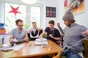 Ein K&ouml;lner Studenten-WG testet einen Fensterreiningungs-Roboter.  +++