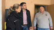 Eva Brenner und Daniel Kraft (2.v.li.) lassen sich von Josef (51) das Haus zeigen, das sich in einem katastrophalen Zustand befindet
