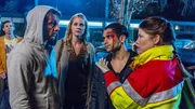 Stefan (Hendrik Duryn, l.) kann vor Karin (Jessica Ginkel, 2.v.l.) nicht verbergen, dass er was mit Jenny (Sonja Baum) hatte, die gerade den verletzten Cem (Daniel Rodic) verarztet.