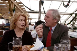 Auf dem Oktoberfest h&auml;lt Fritz (G&uuml;nther Maria Halmer) vor seiner Frau Carla (Senta Berger) einen zynischen Vortrag &uuml;ber die Ehe.