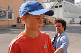 Soll das mein Vater sein? Das Heimkind Michi (Luis Vorbach, l.) hat sich nach dem Tod seiner Mutter immer eine intakte Familie gew&uuml;nscht. Aber als ein Brief auf den kleinw&uuml;chsigen Tom (Jordan Prentice, r.) als Vater hinweist, ist Michi entsetzt.