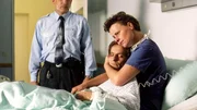 Nachdem sie Brock (Leon Boden, li.) ausgetrickst hat, ist Melanie (Sigrid M. Schnückel) endlich zu dem sterbenden Mike (Tino Blazejewski) ans Krankenbett gelangt und bleibt bis zum bitteren Ende... Nachdem sie Brock (Leon Boden, li.) ausgetrickst hat, ist Melanie (Sigrid M. Schnückel) endlich zu dem sterbenden Mike (Tino Blazejewski) ans Krankenbett gelangt und bleibt bis zum bitteren Ende...