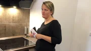 Franziska (28) verteilt Zettelbotschaften