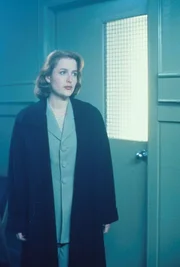 Scully (Gillian Anderson) trifft bei Nachforschungen auf eine Gruppe von Frauen, die sie angeblich alle schon kennen.