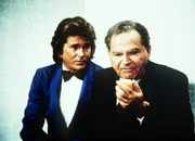 Premier Karpovich (Nehemiah Persoff, r.) vermutet sogar in der G&auml;steseife eine Wanze. Mark (Victor French, l.) beobachtet ihn.