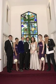 Hodgins (TJ Thyne, 4.v. li.) und Angela (Michaela Conlin, 3.v. li.) im Kreise ihrer Hochzeitsgesellschaft. Doch an ihrem gro&szlig;en Tag l&auml;uft nicht alles wie geplant...