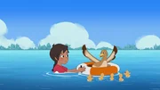 Josefine rettet eine Ente, die sich im Müggeldorfer See in einer Angelschnur verfangen hat. Mit Hilfe eines Rettungsrings kann sie die verletzte und aufgebrachte Ente zum Ufer bringen. Josefine rettet eine Ente, die sich im Müggeldorfer See in einer Angelschnur verfangen hat. Mit Hilfe eines Rettungsrings kann sie die verletzte und aufgebrachte Ente zum Ufer bringen.