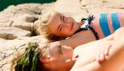 Am Ende des Sommers hat Sofija (Klara Hrvanović, hinten) eine neue Clique gefunden und zum ersten Mal einen Jungen (Benjam&iacute;n Lacko, vorn) gek&uuml;sst.