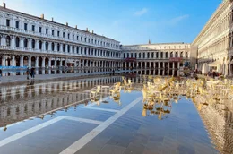Der Markusplatz w&auml;hrend des j&auml;hrlichen winterlichen Hochwassers "Acqua alta" in Venedig