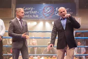 Die Direktoren Schwengers (Florian Fitz, l.) und Rose (Ulrich Gebauer) begr&uuml;&szlig;en die Zuschauer zum Boxkampf.