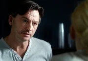 Der aufstrebende Lokalpolitiker Martin Ahl (Anders Ekborg) hat Dreck am Stecken. Der aufstrebende Lokalpolitiker Martin Ahl (Anders Ekborg) hat Dreck am Stecken.