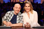 Rateteam-Kapit&auml;n Bernhard Ho&euml;cker (l.) und die Journalistin, Fernsehmoderatorin und Tagesschau-Sprecherin Judith Rakers (r.) bilden ein Rateteam.