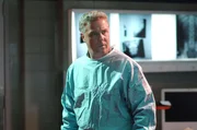 Gil Grissom (William Petersen) versucht die Ratte in der Pathologie zu fangen. Dabei stellt sich heraus, dass Doc Robbins panische Angst vor Ratten hat.