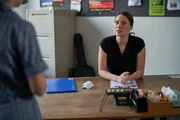 Ms Fraser (Brenna Harding, r.) fragt Hannah (Evie MacDonald, l.), ob diese auch mit auf den bevorstehenden Klassenausflug kommen wird.