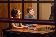 Lea Dilallo (Paige Spara) und Dr. Shaun Murphy (Freddie Highmore)