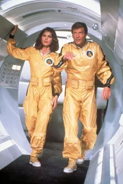 Dr. Goodhead (Lois Chiles, l.) und James Bond (Roger Moore, r.) erobern neue Welten.
