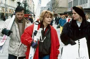Wieder voll im Stress der Weihnachtseinkäufe, obwohl man sich doch eigentlich diesmal nichts schenken wollte. Gerdi (Senta Berger) mit Tochter Jennifer (Elena Rublack, r.) und Herbert (Michael Roll). Wieder voll im Stress der Weihnachtseinkäufe, obwohl man sich doch eigentlich diesmal nichts schenken wollte. Gerdi (Senta Berger) mit Tochter Jennifer (Elena Rublack, r.) und Herbert (Michael Roll).