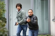 Als der fl&uuml;chtige Drogenkurier vor ihren Augen ermordet wird, nehmen Ben (Tom Beck, l.) und Semir (Erdogan Atalay) die Verfolgung auf.