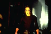 Es ist die Teufelsnacht, der Abend vor Halloween, als in der Stadt das Chaos ausbricht und das Liebespaar Shelly und Eric &uuml;berfallen und grausam get&ouml;tet werden. Ein Jahr sp&auml;ter erhebt sich Eric (Brandon Lee) aus seinem Grab.