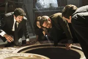 Entdecken einen Geheimgang: (v.l.n.r.) Inspector Olivetti (Pierfrancesco Favino), Vittoria Vetra (Ayelet Zurer) und Robert Langdon (Tom Hanks) ...