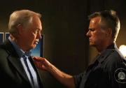 Kinsey (Ronny Cox, li.) bittet O'Neill (Richard Dean Anderson, re.) um Hilfe gegen den 'Trust'...