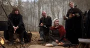 Die Puritanerfamilie Crowthorn begegnet auf ihrem Weg nach Amerika dem ehemaligen S&ouml;ldner Solomon Kane. Von links: Edward Crowthorn (Anthony Wilks), William Crowthorn (Pete Postlethwaite), Meredith Crowthorn (Rachel Hurd-Wood) und Katherine Crowthorn (Alice Krige)