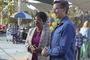 Ein neuer Fall besch&auml;ftigt die NCIS, nachdem ein Toter auf einem Golfplatz gefunden wurde. W&auml;hrenddessen sammelt Palmer (Brian Dietzen, r.) Spenden f&uuml;r einen barrierefreien Spielplatz.