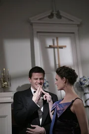 Kurz vor der Trauung ihrer Kollegen Angela und Hodgins sind Booth (David Boreanaz) und Brennan (Emily Deschanel) zu Scherzen aufgelegt.