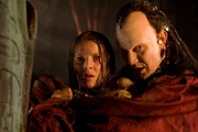 Der Hexenmeister Malachi (Jason Flemyng, r.) ben&ouml;tigt das Blut von Meredith (Rachel Hurd-Wood, l.), um einen m&auml;chtigen D&auml;mon zu beschw&ouml;ren.