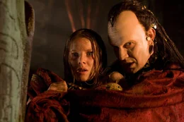 Der Hexenmeister Malachi (Jason Flemyng, r.) ben&ouml;tigt das Blut von Meredith (Rachel Hurd-Wood, l.), um einen m&auml;chtigen D&auml;mon zu beschw&ouml;ren.