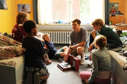 Chris (Phil Laude) erkl&auml;rt den Heimkindern (Justin (Marco Licht), Dominik (David Omeni), Michi (Luis Vorbach), Leon (Anselm Haderer) und Doreen (Leony Storz)) die merkw&uuml;rdige rote Apparatur aus Metall und Plastik, die Justin, Michis Freund, zum Geburtstag bekommen hat. Es ist ein Plattenspieler. Dabei hat er nicht mal eine Platte.