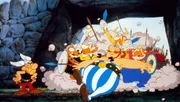 Asterix (vorne, li.) und Obelix (vorne, re.) unterst&uuml;tzen ein kleines Dorf in Britannien im Kampf gegen C&auml;sar und dessen Armee.  Die Verwendung des sendungsbezogenen Materials ist nur mit dem Hinweis und Verlinkung auf RTL+ gestattet.