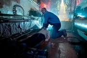Captain Robinson (Jude Law) versucht Tobin wiederzubeleben. Er ist bei einem Wasserschaden im U-Boot fast ertrunken.