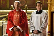 Der Papst ist gestorben. Nun sind alle Kardin&auml;le (Armin Mueller-Stahl, l.) nach Rom gekommen, um einen neuen Stellvertreter Gottes zu w&auml;hlen. Die Staatsgesch&auml;fte ruhen kommissarisch in den H&auml;nden des "Camerlengos" (Ewan McGregor, r.). Da versuchen altert&uuml;mliche M&auml;chte mit weit zur&uuml;ckliegenden Wurzeln den Vatikan zu zerst&ouml;ren ...