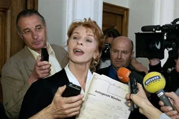 6. Die Anw&auml;ltin Carla Severin-Bauer (Senta Berger) liebt den Medienrummel um ihren Scheidungsfall.