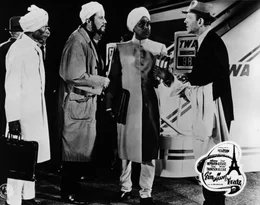 5. Prof. Flostre (Michel Auclair) tr&auml;gt keinen Turban, sondern einen Kopfverband. Nicht ungern erf&auml;hrt Dick Avery (Fred Astaire, re.), dass er die Verletzung Jo Stockton verdankt.