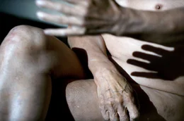 In seinem Film setzt Wang Bing den von Folter und Misshandlungen gezeichneten nackten K&ouml;rper des Komponisten Wang Xilin (Bild) in Szene.