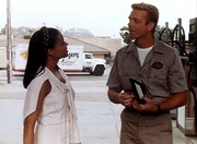 Amanda (Victoria Rowell, l.) flirtet unbefangen mit dem Tankwart Michael Dern (John Schneider, r.). Ein Fehler?