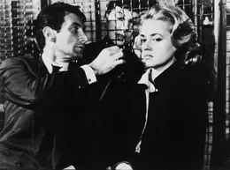 Florence Carala (Jeanne Moreau, re.) ist bei der n&auml;chtlichen Suche nach ihrem Geliebten Julien (Maurice Ronet) Tavernier auf einer Polizeistation gelandet.
