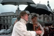 Dick Avery (Fred Astaire) fotografiert Jo Stockton (Audrey Hepburn) bei ihrem ersten Modeshooting in Paris.