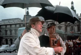 Dick Avery (Fred Astaire) fotografiert Jo Stockton (Audrey Hepburn) bei ihrem ersten Modeshooting in Paris.