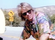 MacGyver (Richard Dean Anderson) ist mit Pinky Burnette auf das alte Studiogel&auml;nde gefahren, wo Pinky fr&uuml;her seine Filme gedreht hat.
