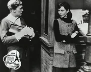 2. Maggie Prescott (Kay Thompson, li.) hat den Buchladen von Jo Stockten (Audrey Hepburn) mit ihren Modephotos v&ouml;llig durcheinandergebracht. Jo ist mit Recht b&ouml;se dar&uuml;ber.